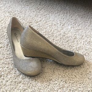 Gold shimmer close-toe wedges
